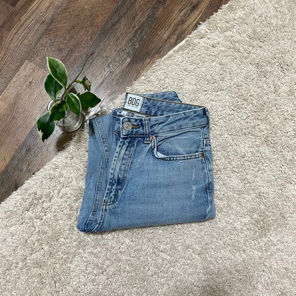 Urban Outfitters BDG Size 24 Light Wash Distressed High Rise Mom Jeans - Picture 1 of 7